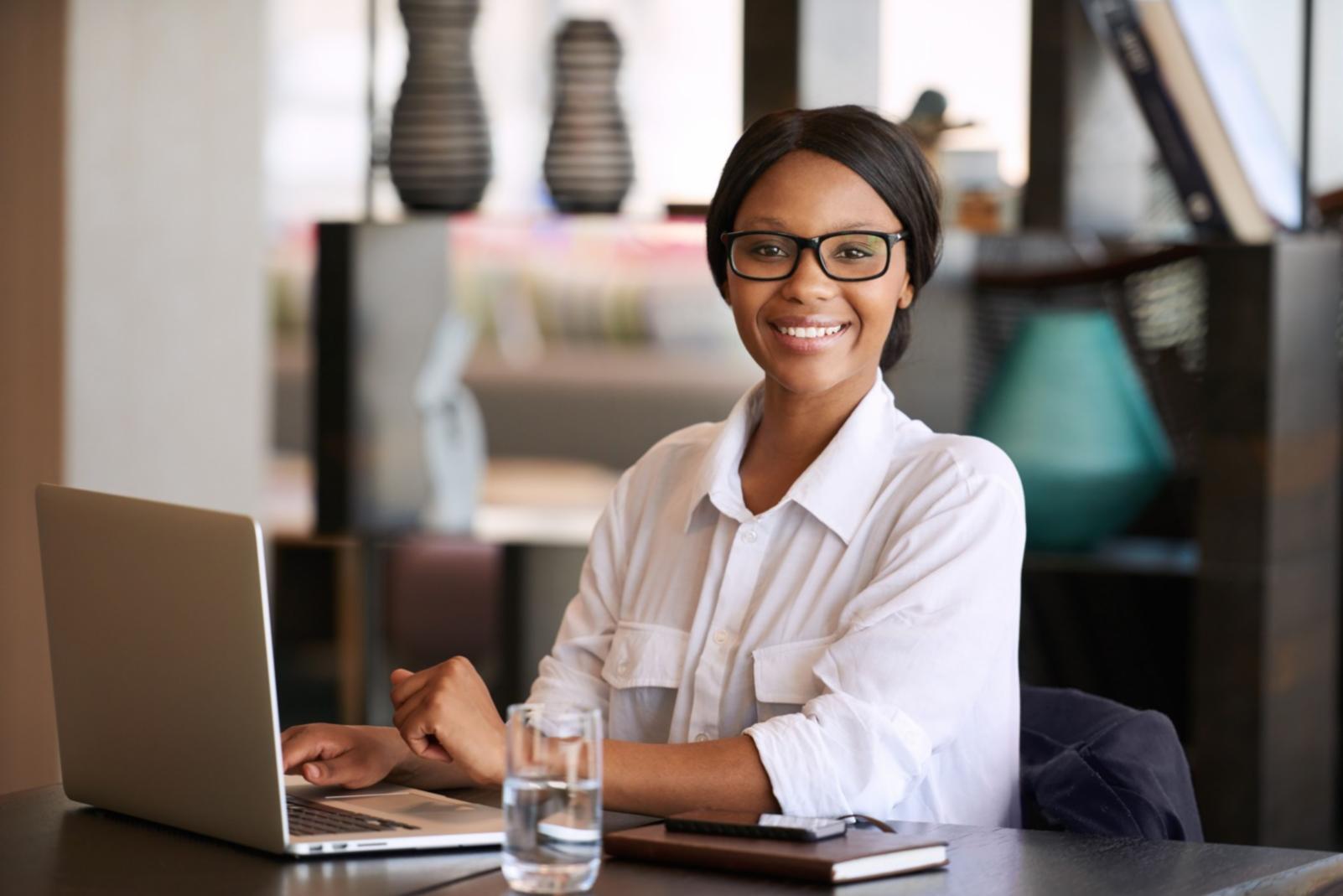 Teilnehmer lernt Budgetplanung am Laptop mit Notizen
