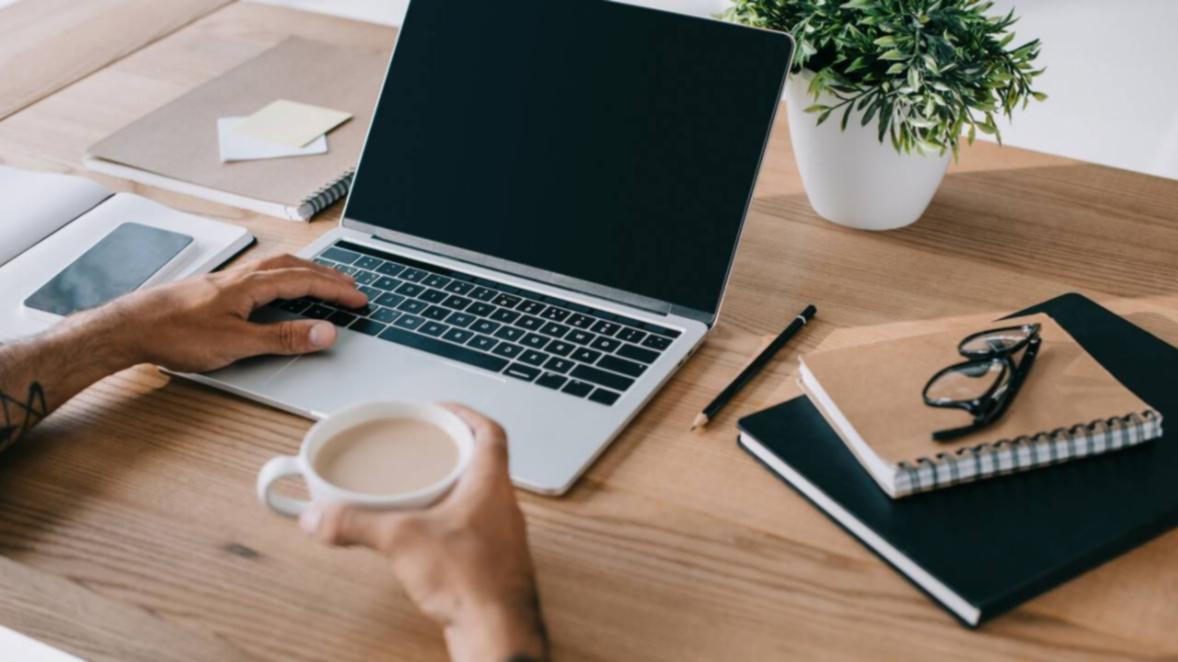 Person arbeitet konzentriert an Finanzplanung am Laptop